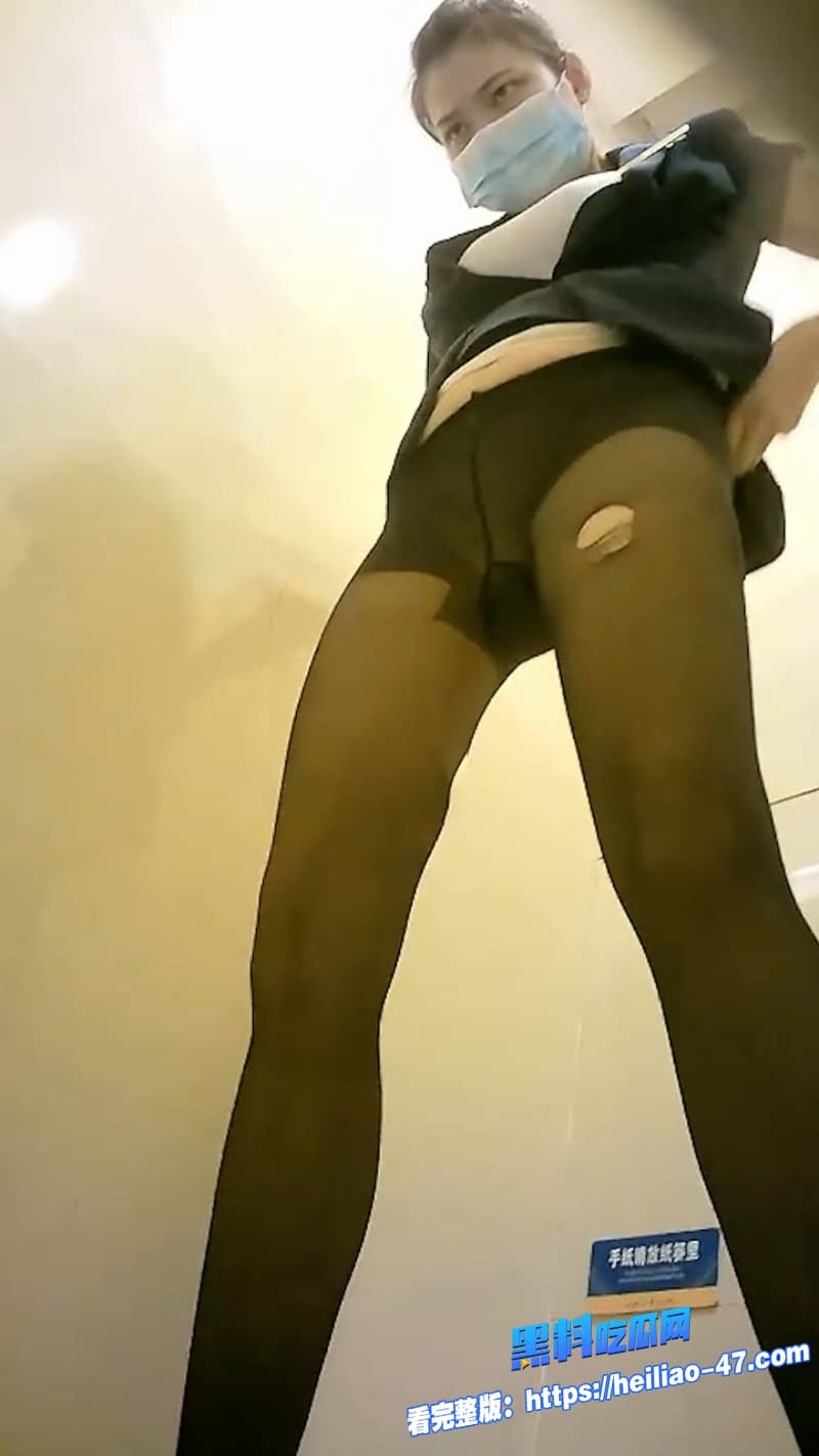 偷拍系列商场厕所惊现黑丝制服极品美女全程露脸脱裤尿尿骚逼特写阿黑颜太顶了2 偷拍系列商场厕所惊现黑丝制服极品美女全程露脸脱裤尿尿骚逼特写阿黑颜太顶了2