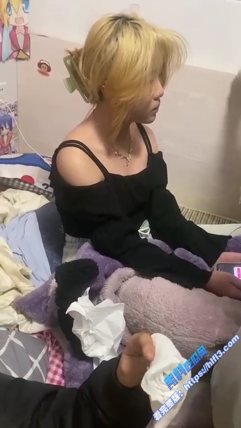 金发精神小妹当小三 被正主带人上门 狠狠的修理一顿！2