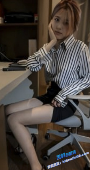 极品反差素人小姐姐 定制全裸写真流出 白领制服玩真空露出 肉丝足控极致诱惑！2