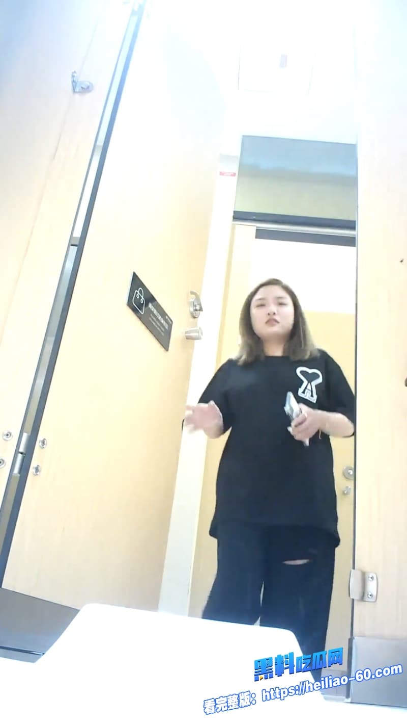 商场厕所偷拍多位高颜值美女厕所内全程被偷拍着性感美穴看的小编下面硬爆了4 商场厕所偷拍多位高颜值美女厕所内全程被偷拍着性感美穴看的小编下面硬爆了4