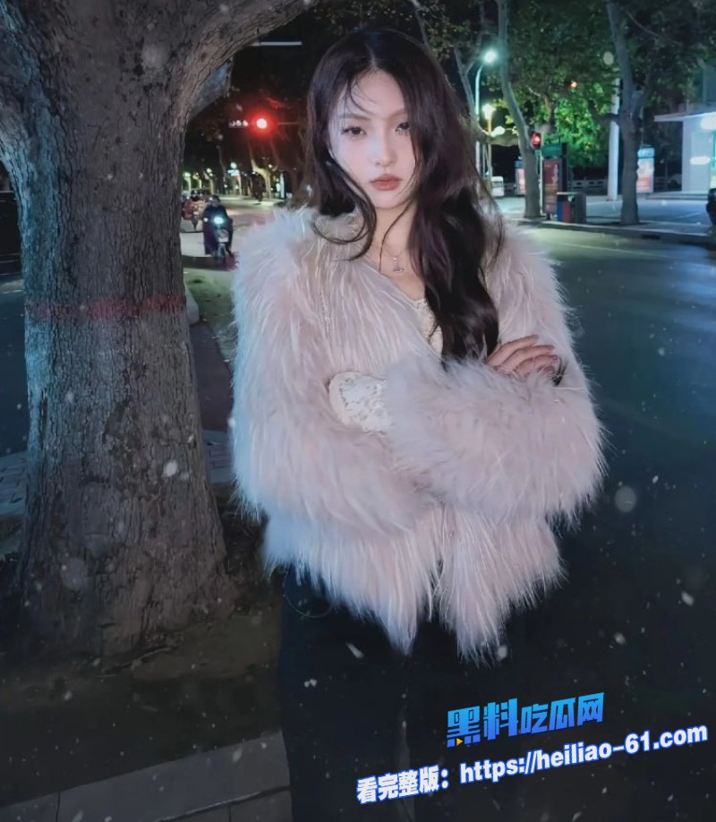 精神小妹精神小伙多人直播群啪太疯了超级劲爆群P现场直接开干5