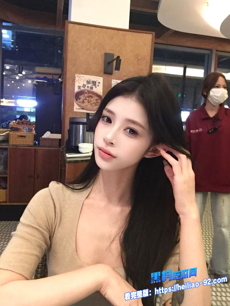 长腿美女主人黄金圣水调教0