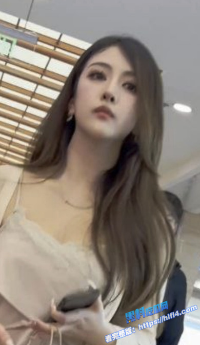 街头抄底偷拍！无内模特级美女逛街 气质长裙翘臀 逼毛若影若现令人遐想！2