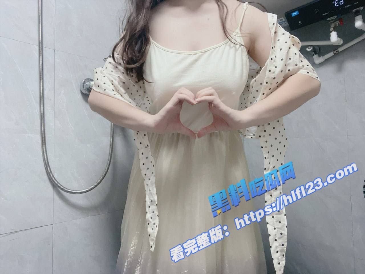 湖北恩施学生妹 丰满身材 在宿舍自拍自慰视频不慎流出 水晶棒玩弄小穴淫水直流！7