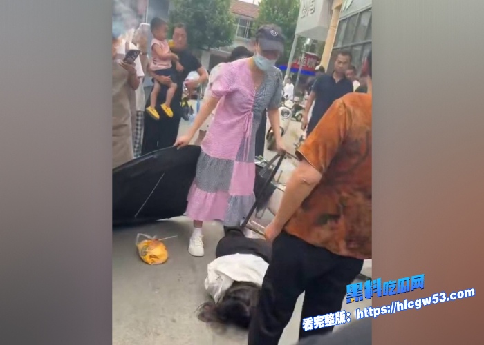 真实捉奸山东成武抓奸现场小三被打到倒地不起120都来了围观群众吃瓜吃爽了 图1WH700x500px 真实捉奸山东成武抓奸现场小三被打到倒地不起120都来了围观群众吃瓜吃爽了 图1WH700x500px