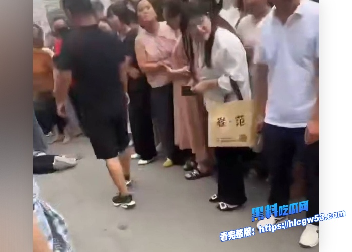 真实捉奸山东成武抓奸现场小三被打到倒地不起120都来了围观群众吃瓜吃爽了 图2WH700x500px 真实捉奸山东成武抓奸现场小三被打到倒地不起120都来了围观群众吃瓜吃爽了 图2WH700x500px