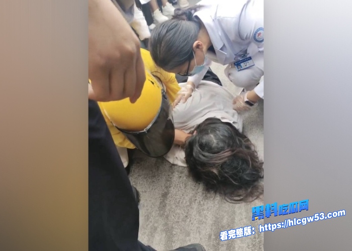 真实捉奸山东成武抓奸现场小三被打到倒地不起120都来了围观群众吃瓜吃爽了 图7WH700x500px 真实捉奸山东成武抓奸现场小三被打到倒地不起120都来了围观群众吃瓜吃爽了 图7WH700x500px