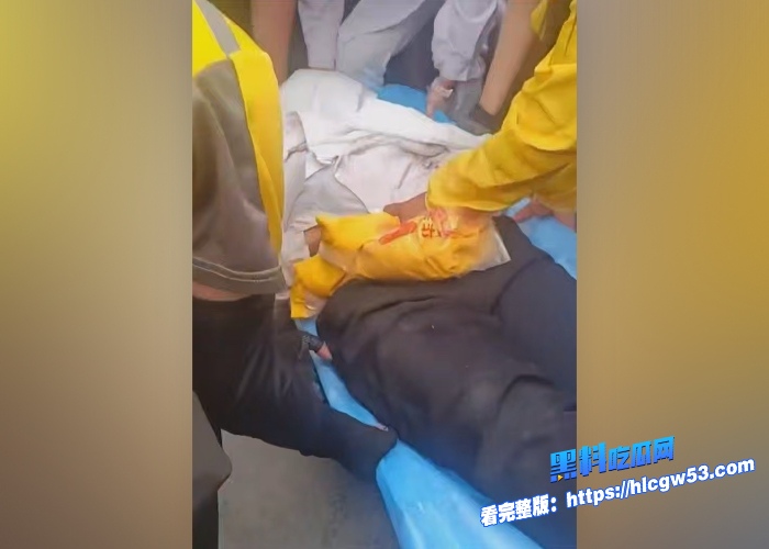真实捉奸山东成武抓奸现场小三被打到倒地不起120都来了围观群众吃瓜吃爽了 图9WH700x500px 真实捉奸山东成武抓奸现场小三被打到倒地不起120都来了围观群众吃瓜吃爽了 图9WH700x500px