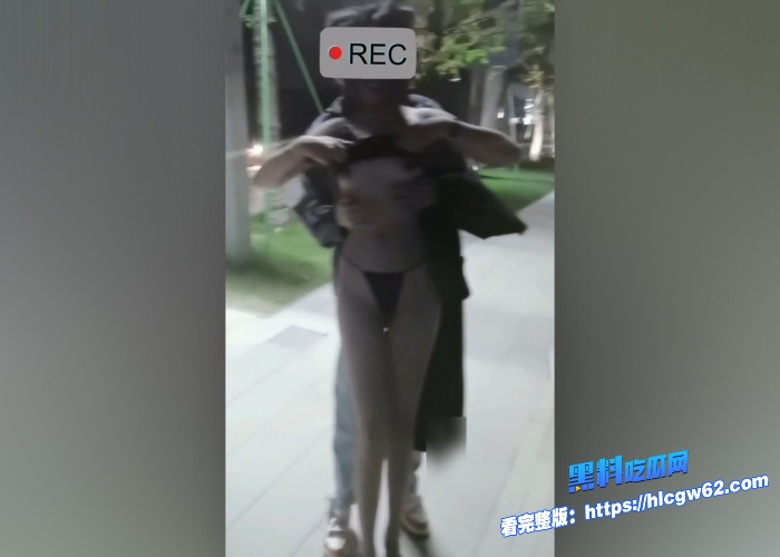 顶级绿帽推特人类高质量淫乱夫妻小鲸鱼私拍流出露天餐吧露出服务员面前自慰酒店遛狗男厕PUA后入全程高能 图3