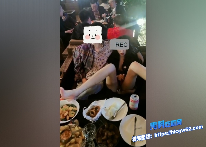 顶级绿帽推特人类高质量淫乱夫妻小鲸鱼私拍流出露天餐吧露出服务员面前自慰酒店遛狗男厕PUA后入全程高能 图7
