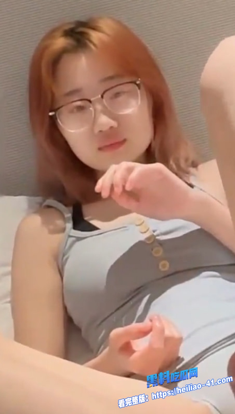 推特网红摄影大神印象足拍超级粉嫩眼镜女大学生完美露脸2