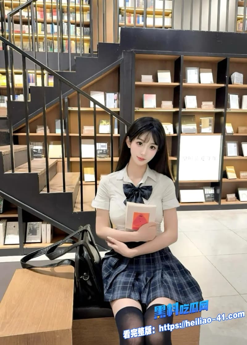 真实兄妹乱伦带着黑丝妹妹去楼道跪地深喉口交随后后入插入的时候淫叫声响彻整个楼梯间1