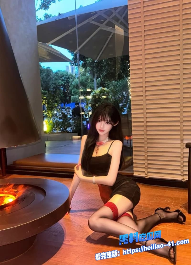 真实兄妹乱伦带着黑丝妹妹去楼道跪地深喉口交随后后入插入的时候淫叫声响彻整个楼梯间3