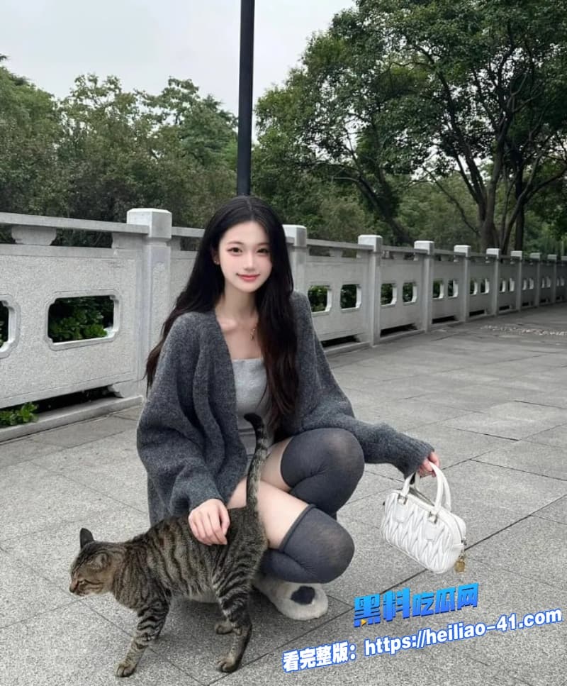 真实兄妹乱伦带着黑丝妹妹去楼道跪地深喉口交随后后入插入的时候淫叫声响彻整个楼梯间5