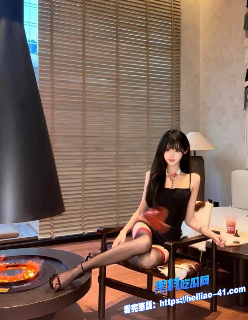 真实兄妹乱伦带着黑丝妹妹去楼道跪地深喉口交随后后入插入的时候淫叫声响彻整个楼梯间7