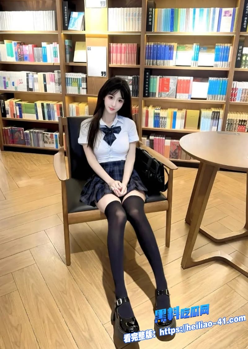 真实兄妹乱伦带着黑丝妹妹去楼道跪地深喉口交随后后入插入的时候淫叫声响彻整个楼梯间8