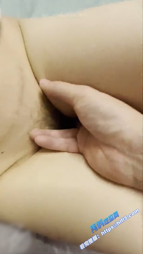 真实姐弟乱伦！父母在外面 我在房间里扒了我姐的内裤 稍微挑逗一下 姐姐就湿了 ！8