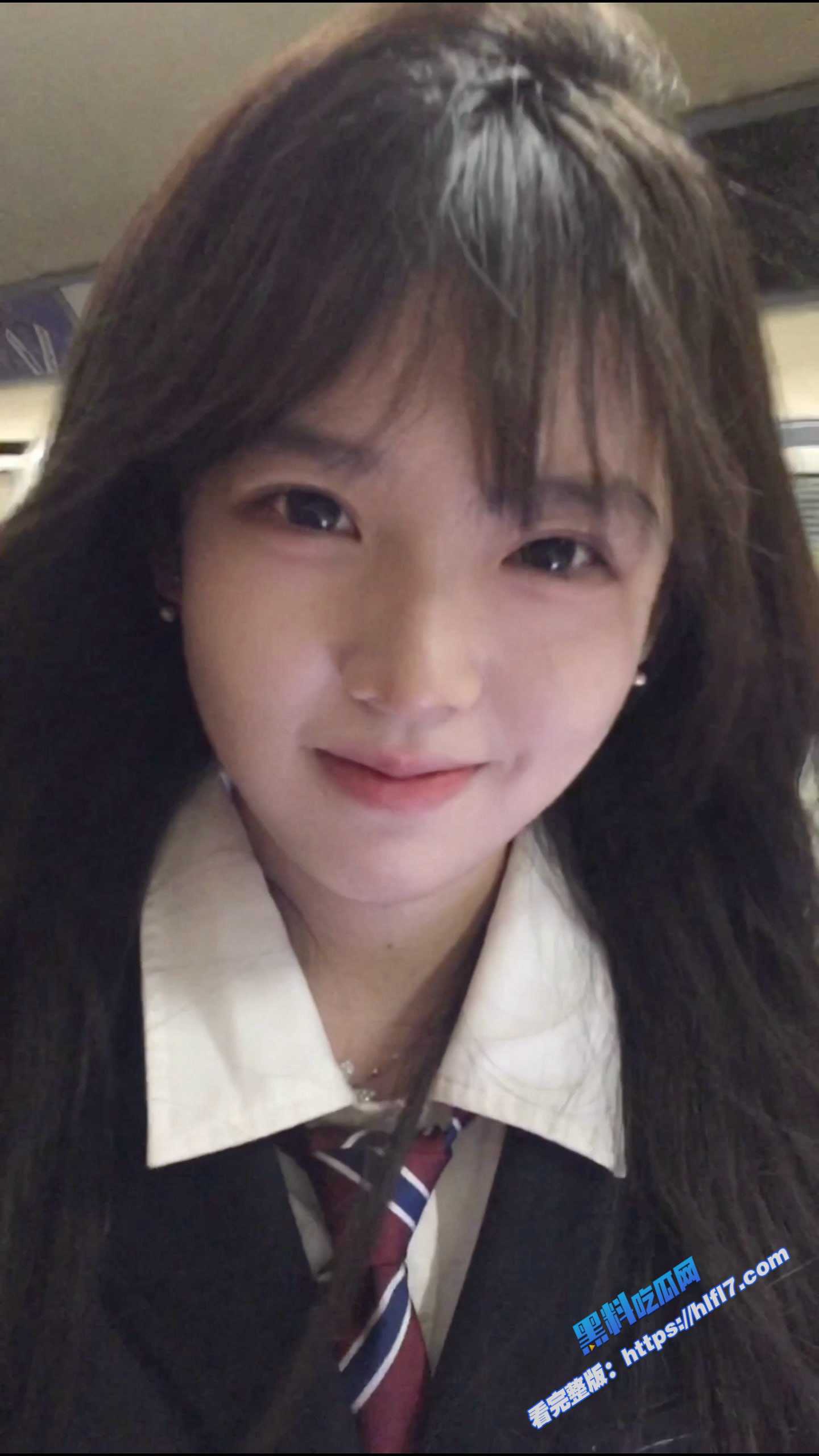 推特福利姬网红小猫亲亲 青春美少女气质清新 实则反差十足 热辣裸舞引爆全场！5
