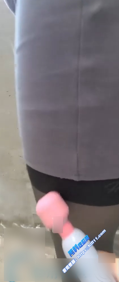 真实乱伦！趁着二哥不在 带二嫂去户外楼顶操逼 性感黑丝吊带 忍不住后入内射！ 图3