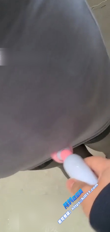 真实乱伦！趁着二哥不在 带二嫂去户外楼顶操逼 性感黑丝吊带 忍不住后入内射！ 图7