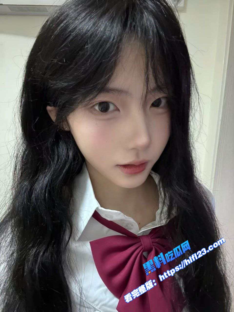 JK水手服加黑丝袜！颜值不错的学生 大眼睛非常有气质的妹子 私下里多角度自拍流出 图1