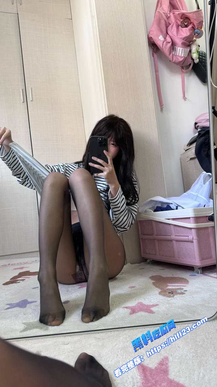 JK水手服加黑丝袜！颜值不错的学生 大眼睛非常有气质的妹子 私下里多角度自拍流出 图3