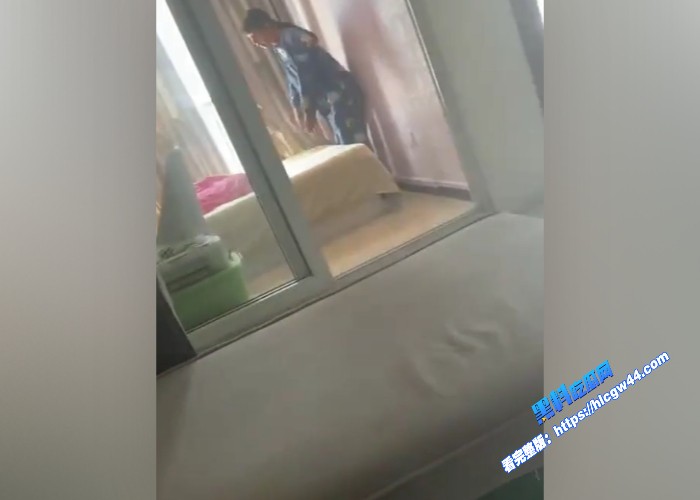 真实母子乱伦真实小王子最近大火拿着老妈的内裤打飞机被发现啦 图5WH700x500px 真实母子乱伦真实小王子最近大火拿着老妈的内裤打飞机被发现啦 图5WH700x500px