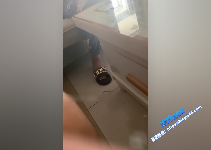 真实母子乱伦真实小王子最近大火拿着老妈的内裤打飞机被发现啦 图7WH700x500px 真实母子乱伦真实小王子最近大火拿着老妈的内裤打飞机被发现啦 图7WH700x500px