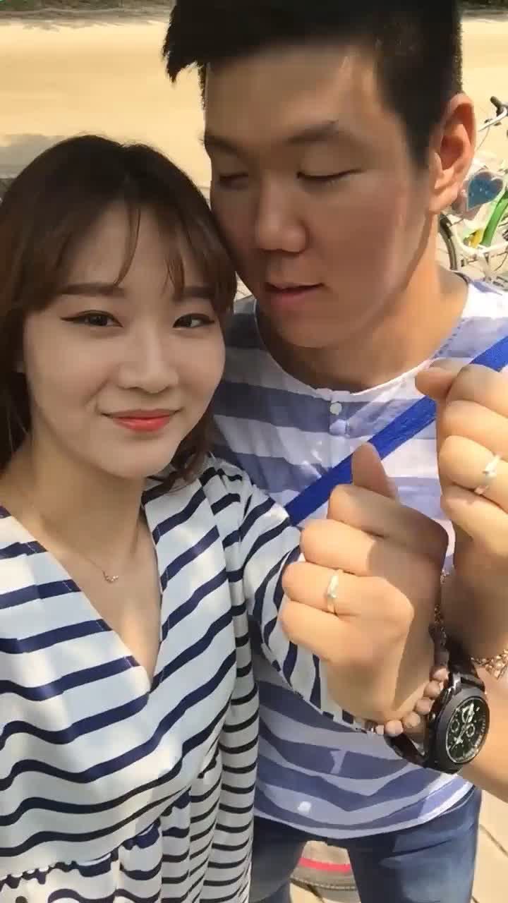 颜值不错的棒子美女和猥琐男友旅游开房自拍泄密！