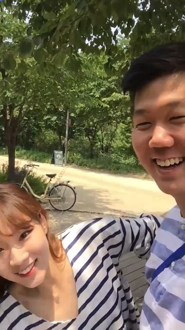 颜值不错的棒子美女和猥琐男友旅游开房自拍泄密！