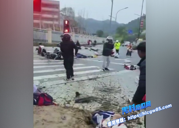 全网热议央媒报道湖北十堰重庆路小学门口惨案汽车撞人伤亡惨重完整现场画面流出祖国花朵们就这样给疯子摧残了 2 全网热议央媒报道湖北十堰重庆路小学门口惨案汽车撞人伤亡惨重完整现场画面流出祖国花朵们就这样给疯子摧残了 2