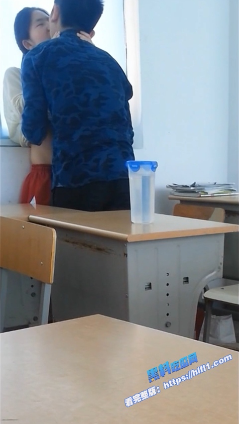 高中小情侣放学不走 在教室里头找刺激做爱 女生又嫩又美 后入爆操同学！2