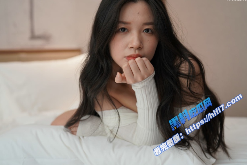反差女大学生私拍性感写真 摄影师被这极品身材诱惑 只能无套内射了！1