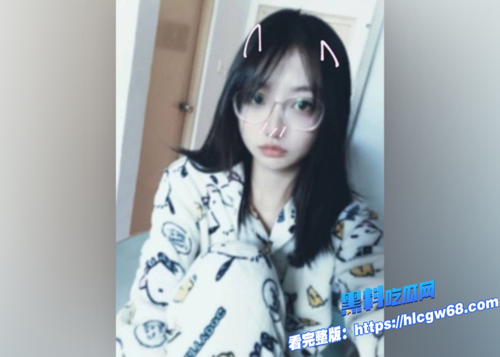 超清纯的大一眼镜学生妹 私下里给金主拍定制视频被曝光!全裸模奶自拍 身材真的嫩啊!图3 超清纯的大一眼镜学生妹 私下里给金主拍定制视频被曝光!全裸模奶自拍 身材真的嫩啊!图3