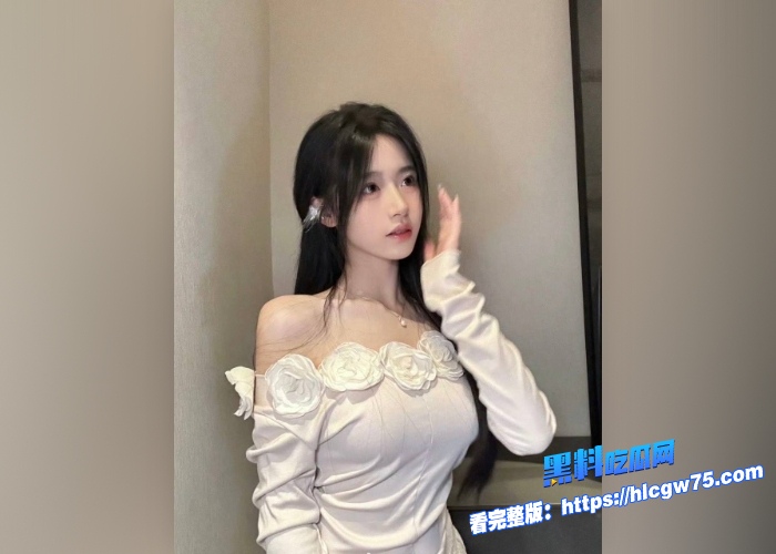 深圳某校大二校花被训导主任包养性爱视频曝光主任让校花边给男朋友打电话边吃鸡巴 图1