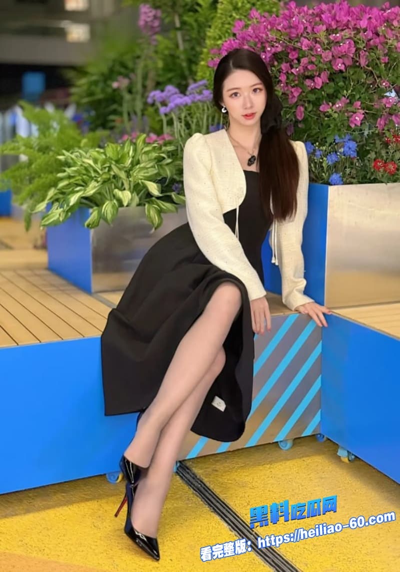 真实家庭乱伦姐夫撞见正在自慰的小姨子随后紫睡裙撩起疯狂后入抽插全程高能看完直呼过瘾5