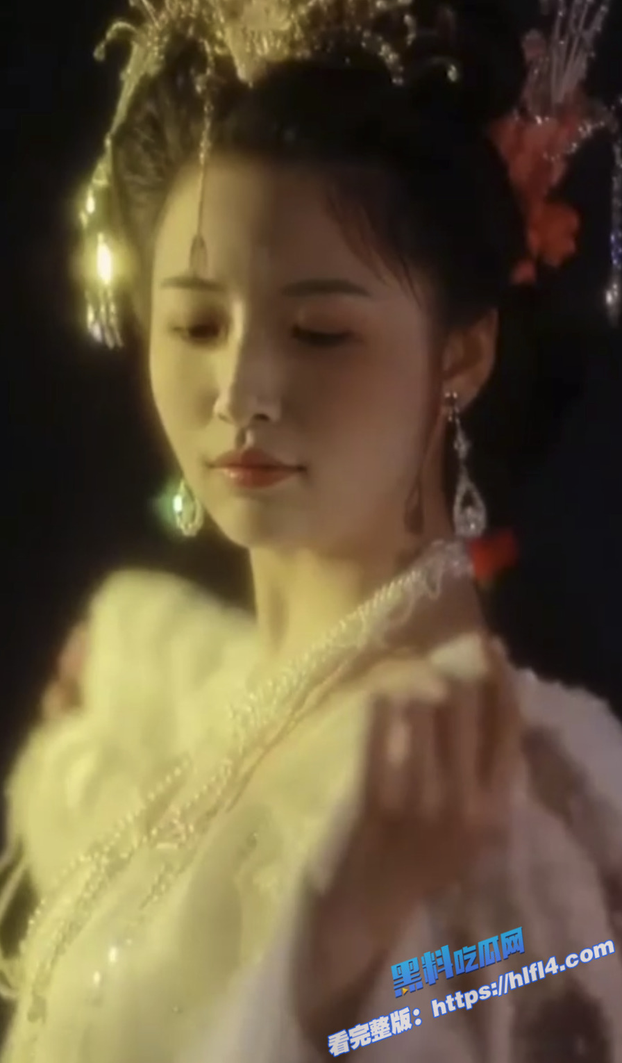 湖北丹江口街道办事处 荣琳琳 白天公务员 晚上变母狗 脱光衣服玩裸聊 还用手指自慰！2