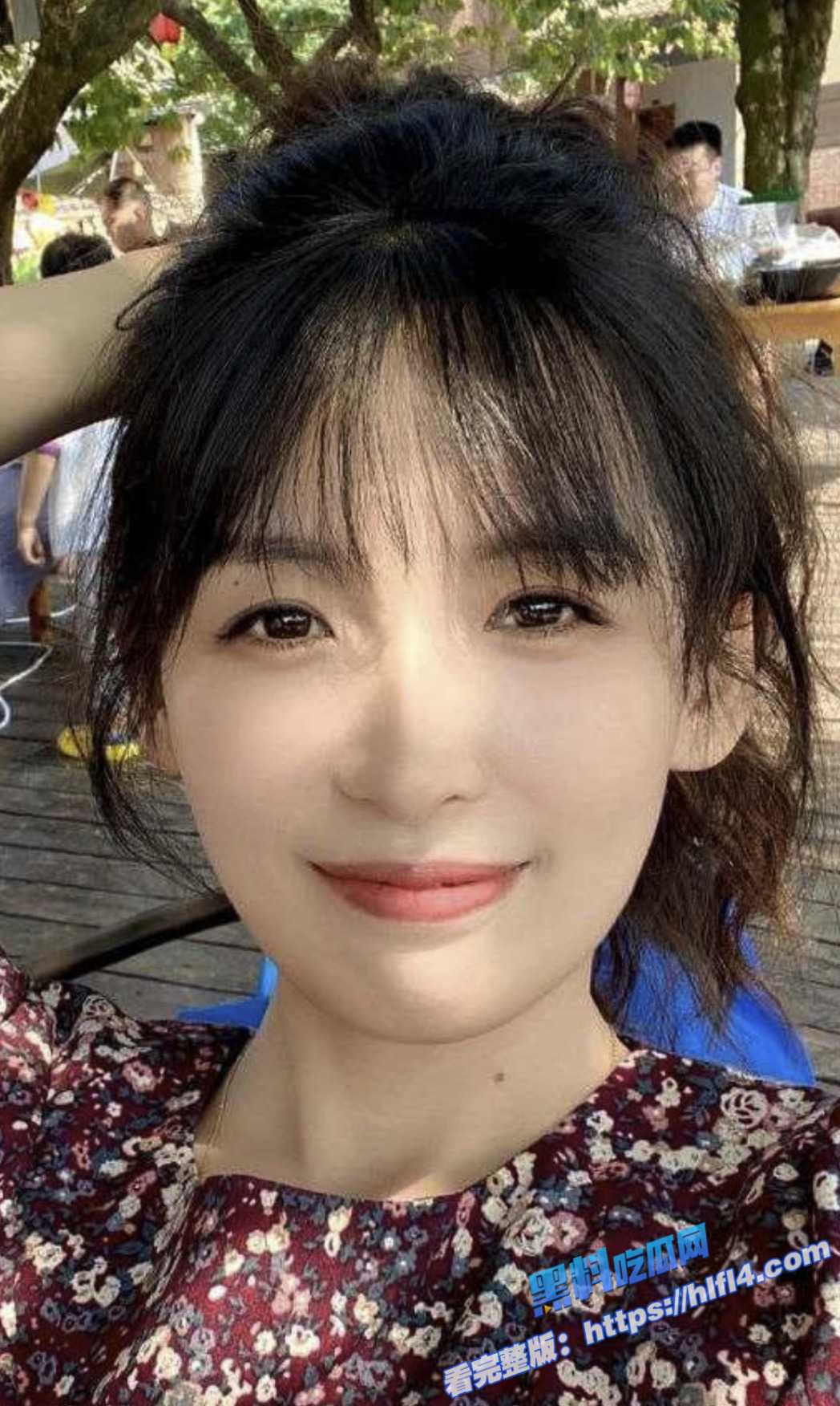 湖北丹江口街道办事处 荣琳琳 白天公务员 晚上变母狗 脱光衣服玩裸聊 还用手指自慰！3