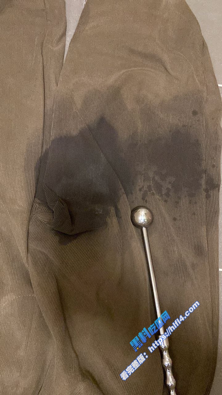 学生妹第一次自慰的时候 大球还塞不进呢 就玩这几分钟白浆就流了一地！ 图2