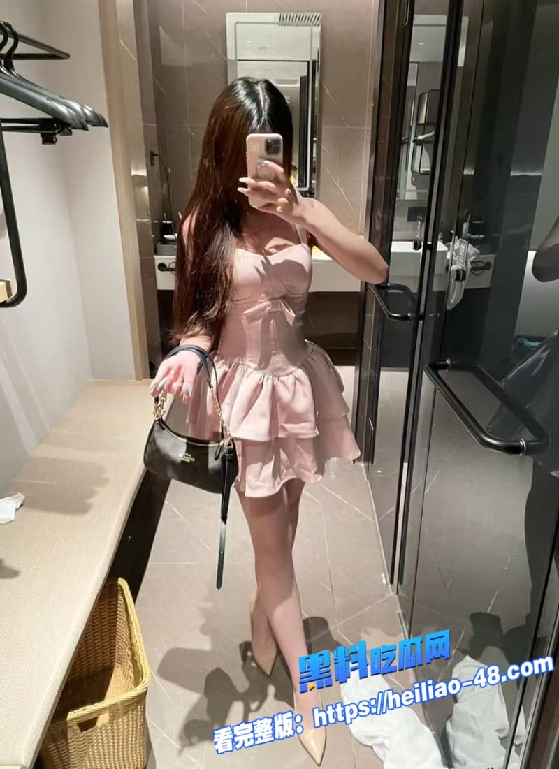 海角姐弟乱伦表姐巨乳住我家练瑜伽忍不住上手摸湿她奶子乱晃到喷 1