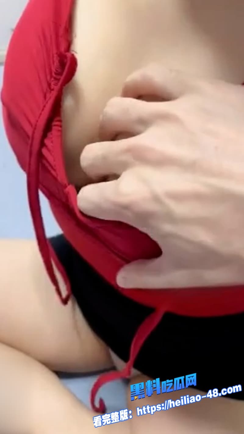 海角姐弟乱伦表姐巨乳住我家练瑜伽忍不住上手摸湿她奶子乱晃到喷 4