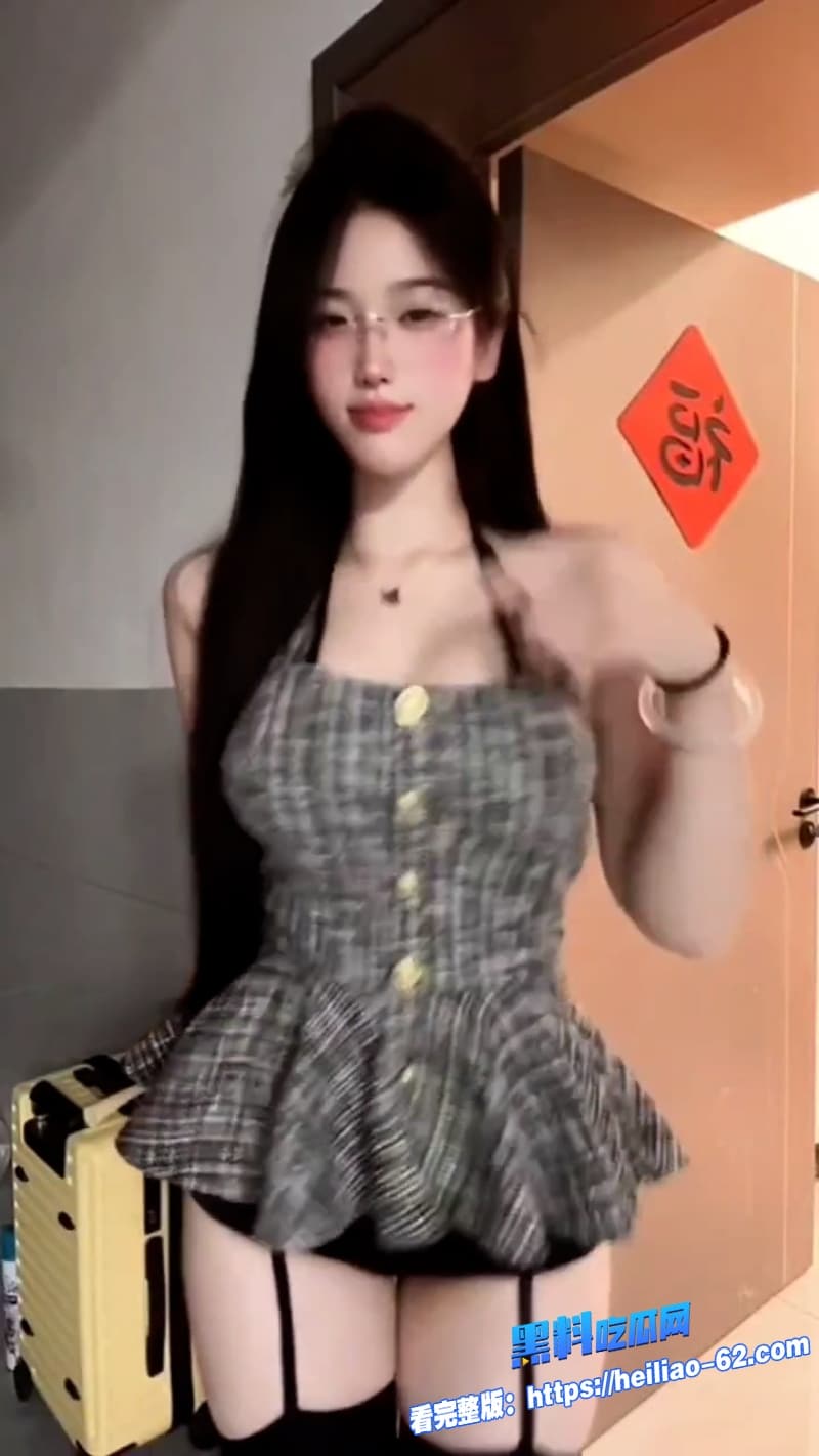 异地女友寸止挑战奖励变绿帽现场老公对着老婆被邻居小哥爆操混剪疯狂撸管6