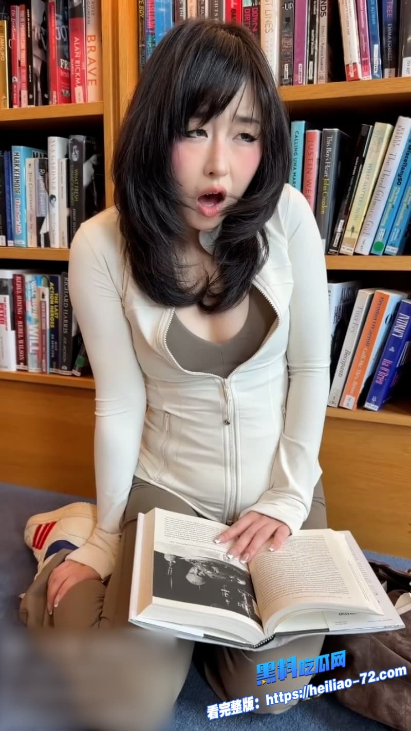 高颜值阿黑颜网黄噗噗母狗图书馆厕所被操到狂喷你敢在公共场合这么骚吗5