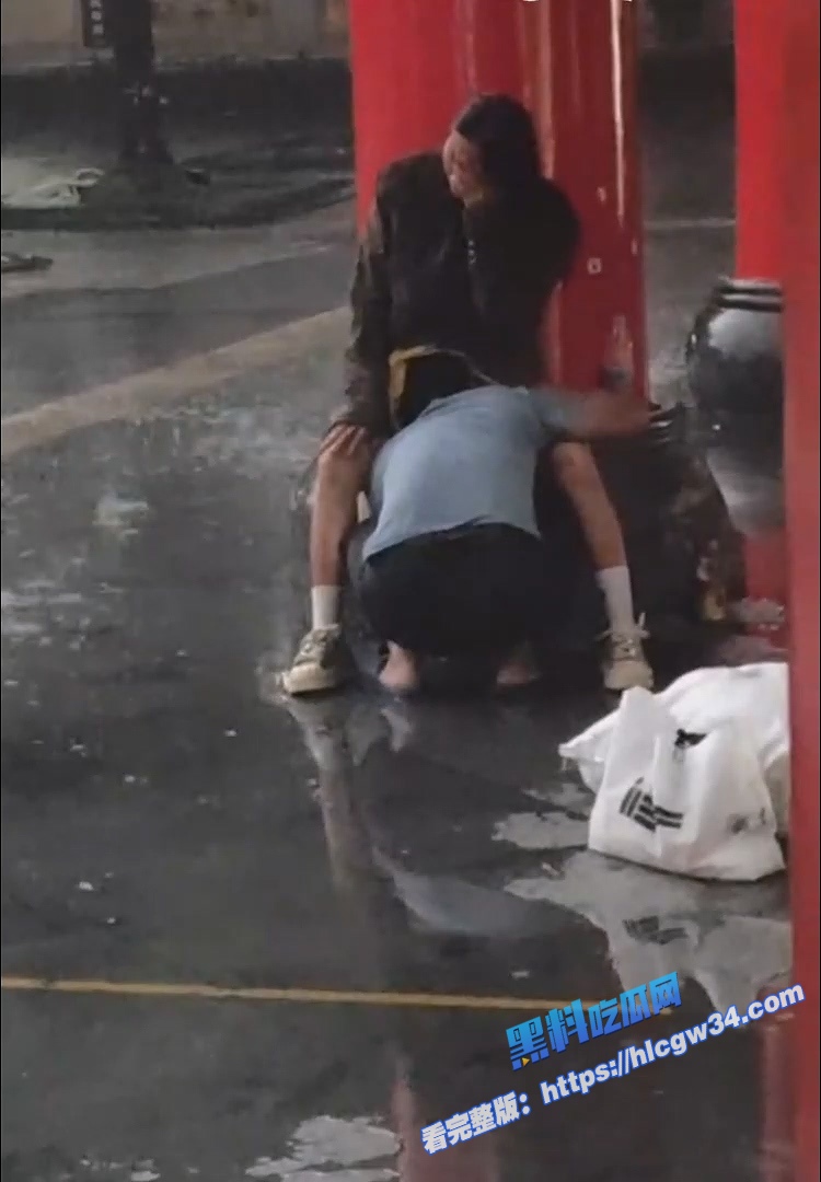 五指山三月三广场 小情侣雨中旁若无人拥吻缠绵 男的竟钻进了女的裙底舔逼！ 1