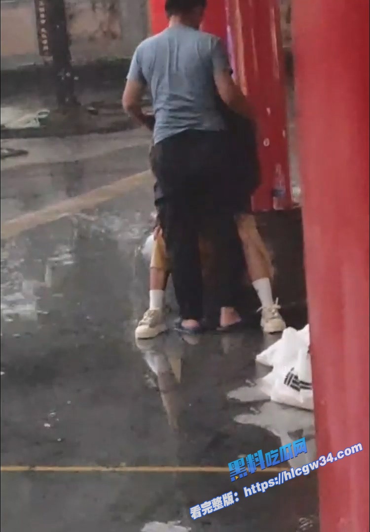 五指山三月三广场 小情侣雨中旁若无人拥吻缠绵 男的竟钻进了女的裙底舔逼！ 2
