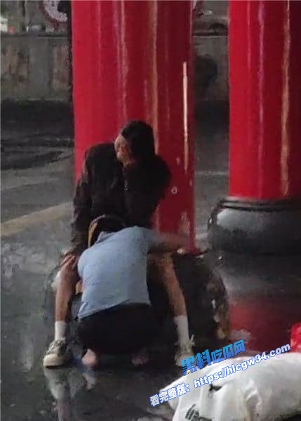 五指山三月三广场 小情侣雨中旁若无人拥吻缠绵 男的竟钻进了女的裙底舔逼！ 5