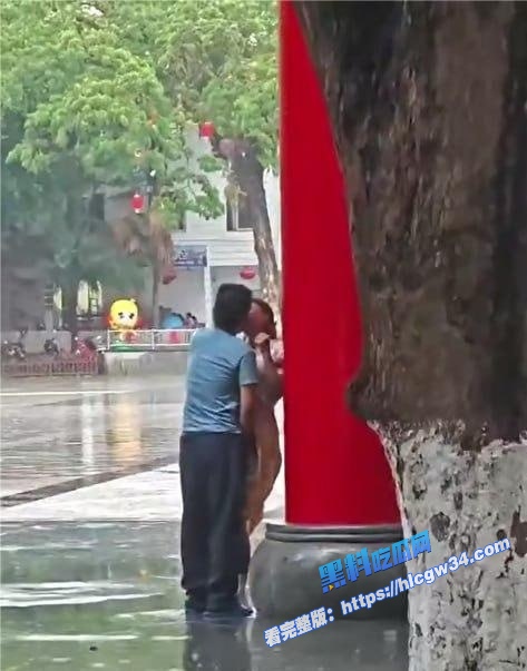 五指山三月三广场 小情侣雨中旁若无人拥吻缠绵 男的竟钻进了女的裙底舔逼！ 6