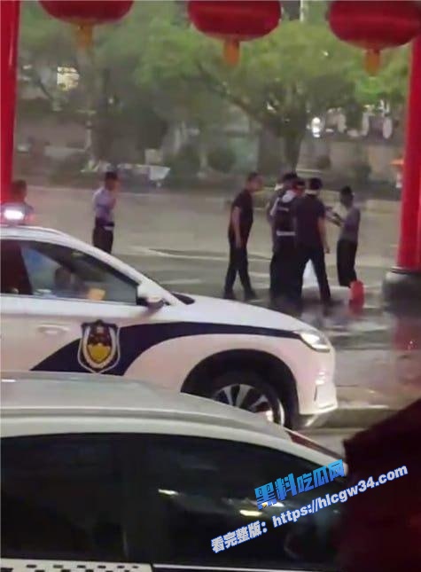 五指山三月三广场 小情侣雨中旁若无人拥吻缠绵 男的竟钻进了女的裙底舔逼！ 8