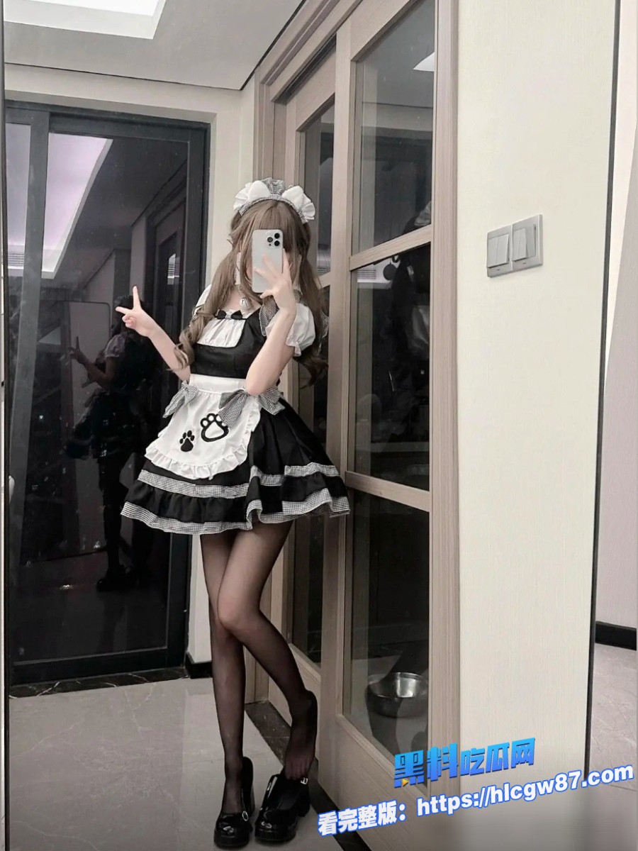 黑丝女仆小堂妹跪舔大哥肉棒视频流出 4
