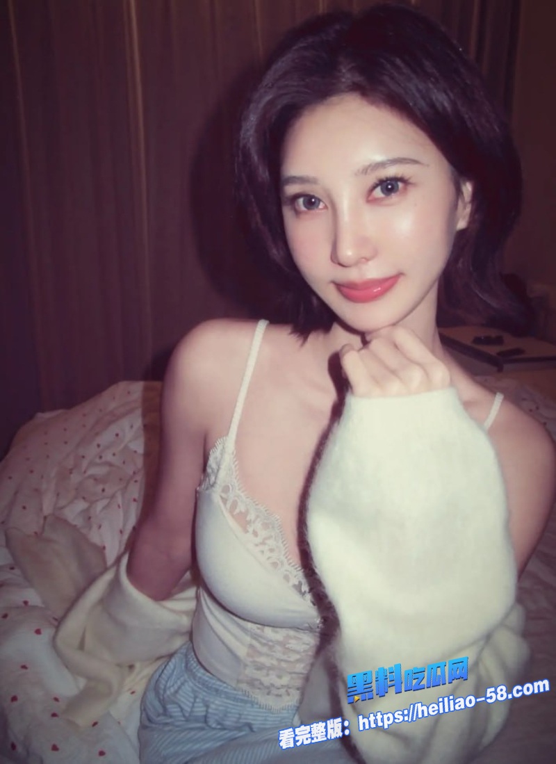 高颜值精神小妹刚成年被大叔带回家一边吃鸡一边啪啪打电话 1 高颜值精神小妹刚成年被大叔带回家一边吃鸡一边啪啪打电话 1